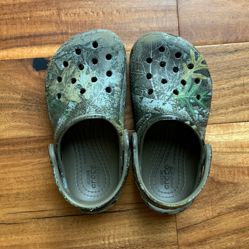 Camo crocs size 8